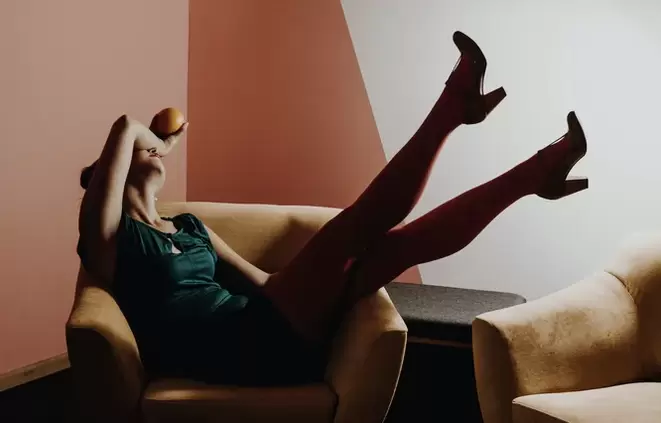 Jeune femme avec varices des jambes